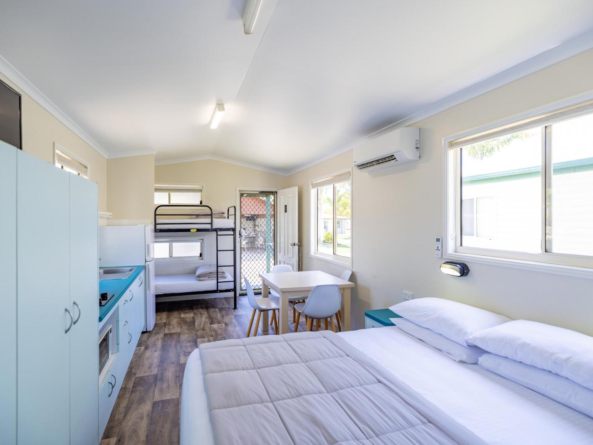 Nrma Capricorn Yeppoon Holiday Park Kinka Beach Room photo