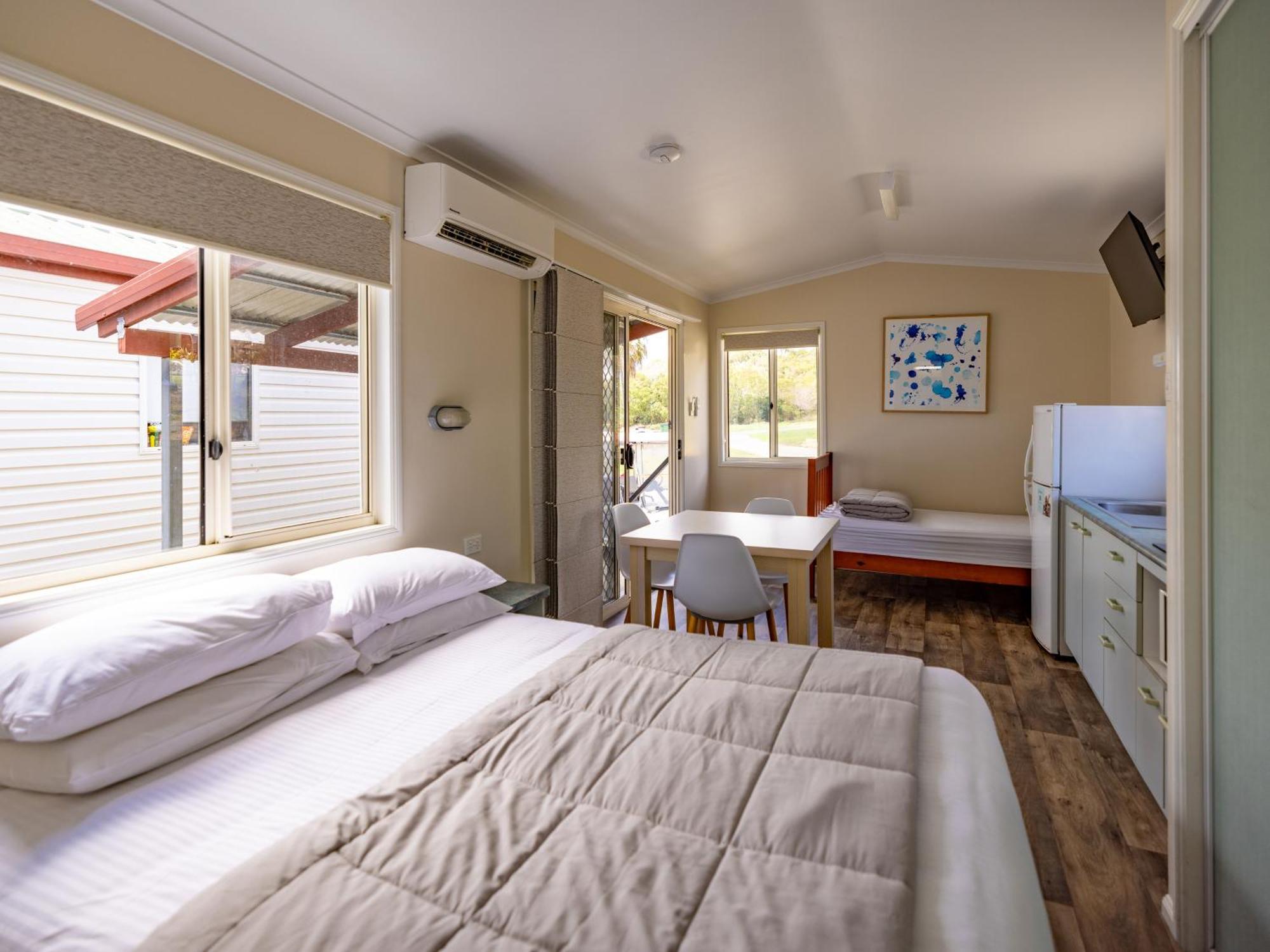 Nrma Capricorn Yeppoon Holiday Park Kinka Beach Room photo